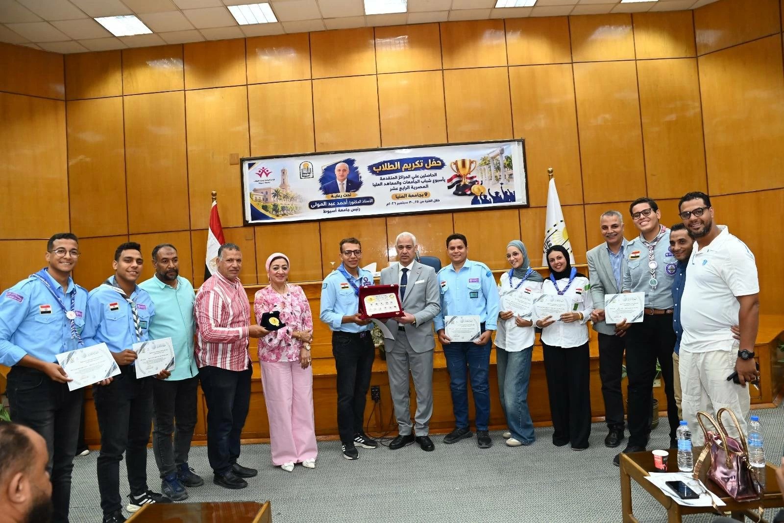 رئيس جامعة أسيوط يكرم الطلاب الفائزين بالمراكز الأولى في أسبوع شباب الجامعات