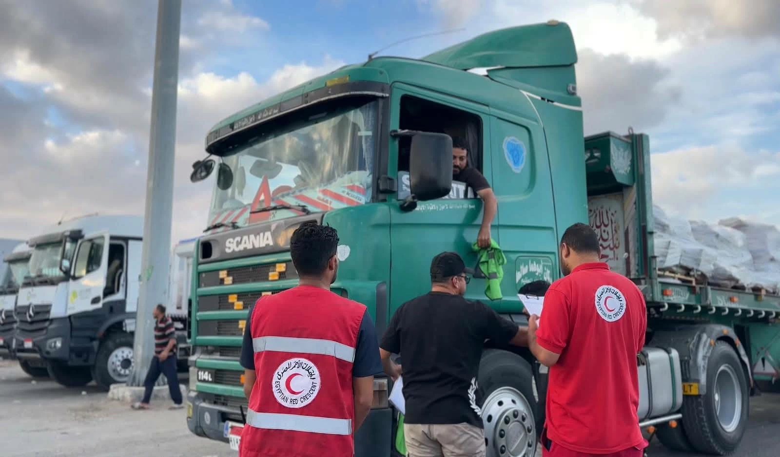 الهلال الأحمر المصري يدفع بأكثر من 66 ألف سلة غذائية وأطنان من المساعدات الإغاثية عبر قافلة «زاد العزة» الـ294