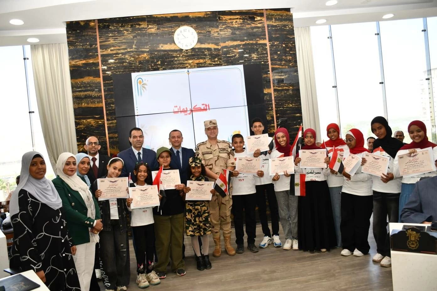 تكريم العاملين المتميزين بقطاعات العمل العام بأسوان والمشاركين فى احتفالات انتصارات أكتوبر