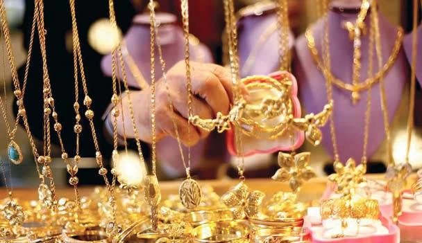 لغز «الملاذ الآمن».. كيف حرمت قفزة أسعار النفط الذهب من الصعود قبل اجتماع الفيدرالي؟ (تقرير)