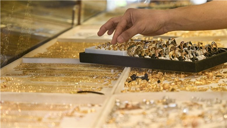 الذهب يتماسك محليًا بعد تراجع 40 جنيهًا.. والأوقية تستعيد مكاسبها