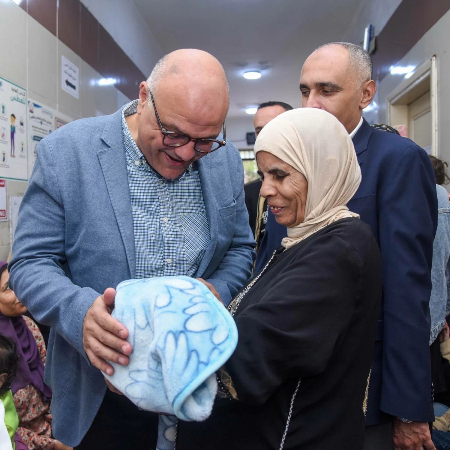«هيبقى أشهر واحد في المحافظة النهارده».. محافظ الإسكندرية يداعب رضيعا أثناء تدشين حملة التطعيم ضد الحصبة