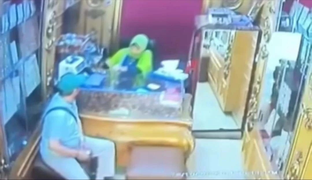 «استغل انشغال صاحبة المحل».. لص يسرق 5 سبائك ذهبية بـ3.3 مليون جنيه في الفيوم