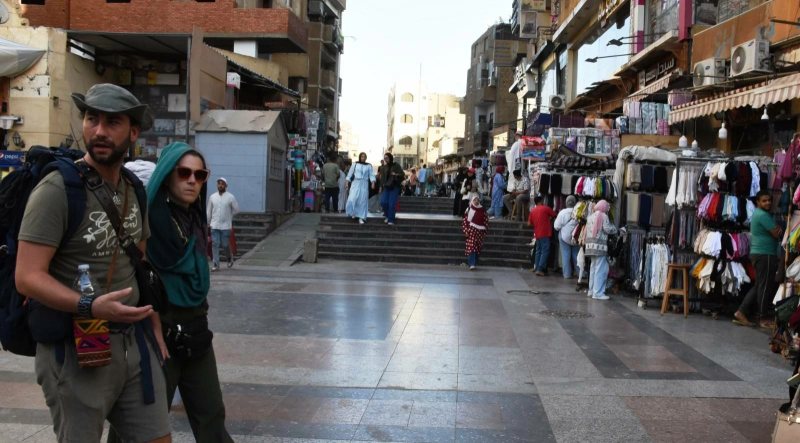 رفع إشغالات السوق السياحي القديم بأسوان وإلزام المحلات بخطوط التنظيم.. وعقوبات للمخالفين