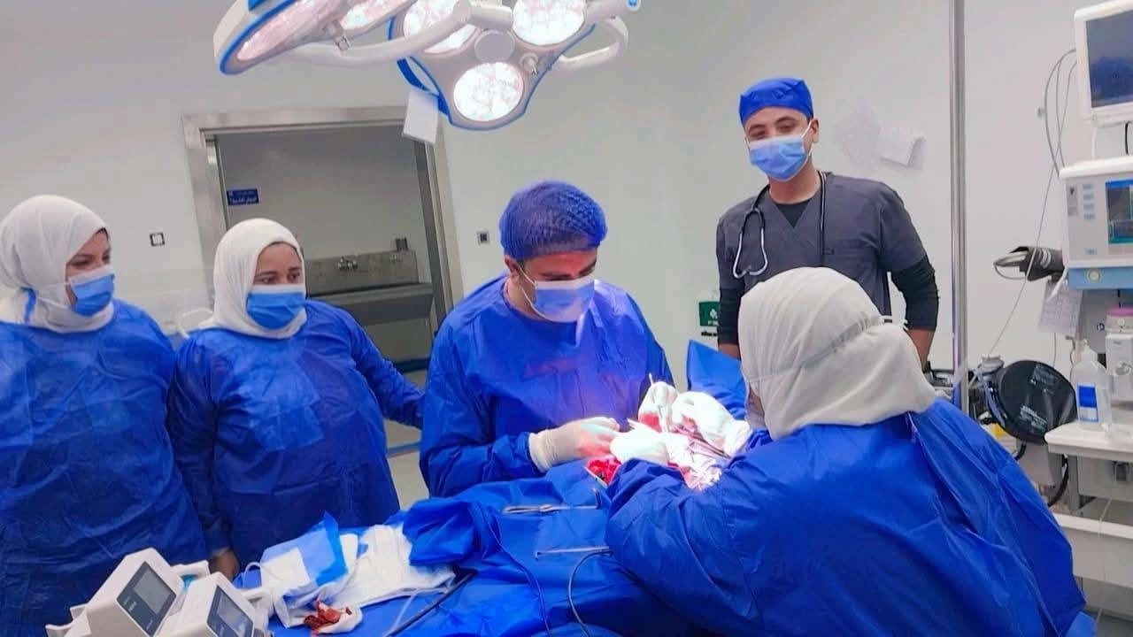 جراحة عاجلة.. إنقاذ حياة مولود خرجت أمعائه من البطن بمستشفى طوخ المركزي
