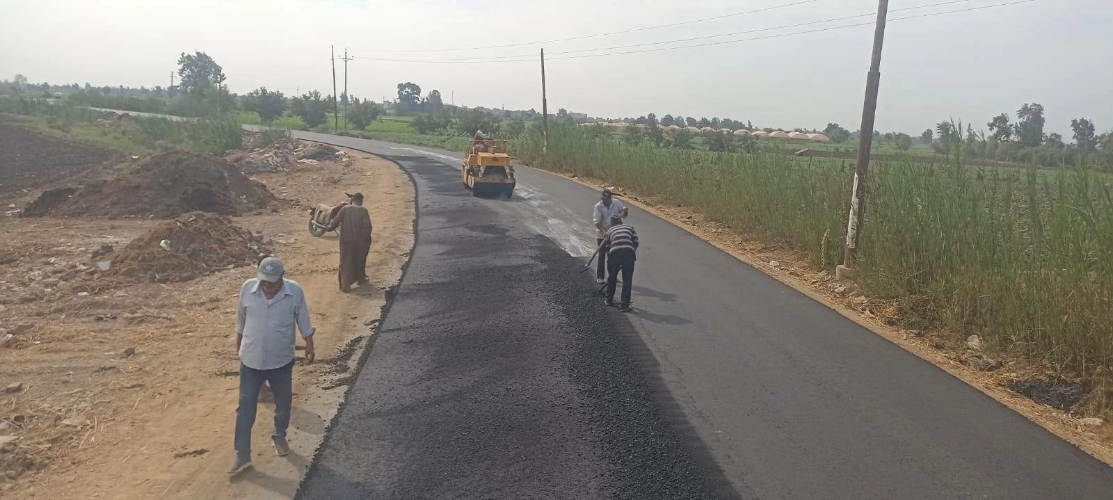 يربط 3 مراكز.. بدء أعمال رصف طريق «البجلات – البشمور» بالدقهلية بطول 4.25 كم