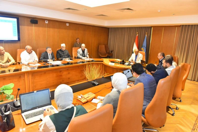 اجتماع موسع لمتابعة الموقف التنفيذي لمشروعات المبادرة الرئاسية «حياة كريمة» بأسيوط