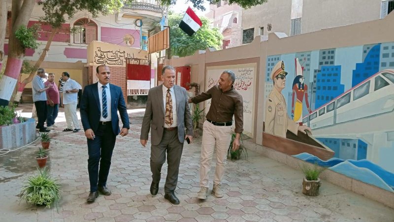 وكيل وزارة التعليم بأسيوط يشارك طالبات بنى مر الإعدادية احتفالات نصر أكتوبر