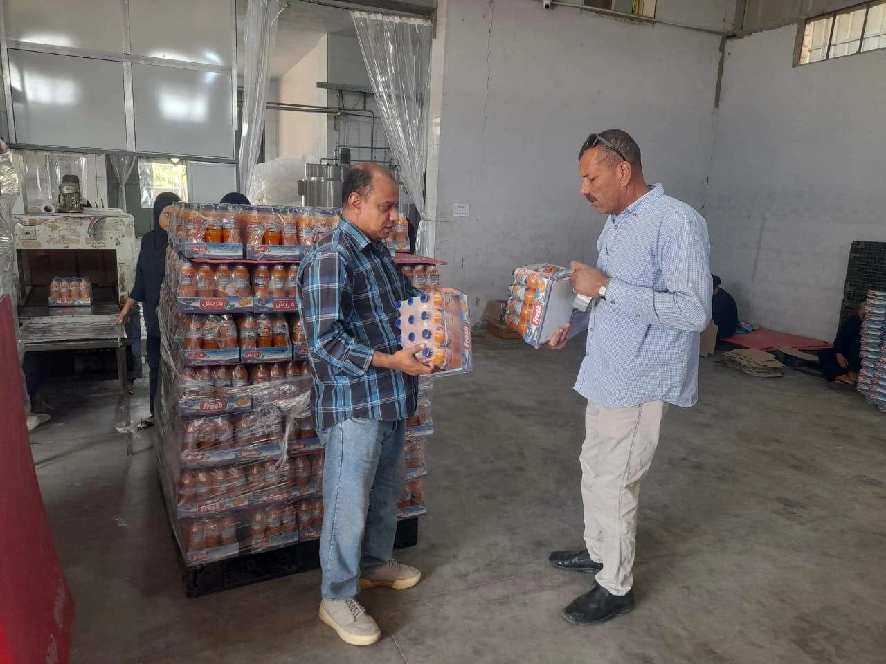 ضبط مصنع يقلد علامة تجارية ويطرح 600 عبوة عصير مجهولة المصدر بالمنيا