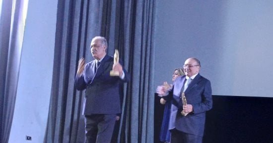 رياض الخولى: تشرفت بتكريمى فى مهرجان بردية السينمائى تحت شعار خالد صالح