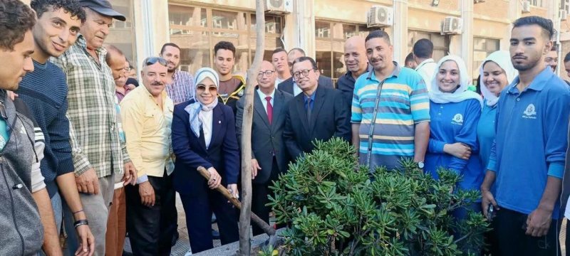 جامعة الإسكندرية تطلق حملة لزراعة الأشجار بمجمعه العلوم الإنسانية ضمن حملة «100 مليون شجرة» (صور)