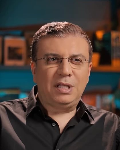 عمرو الليثي يطلق موسمًا جديدًا من «أبواب الخير» بمبادرات إنسانية ومفاجآت للمستمعين (موعد وإذاعة العرض)