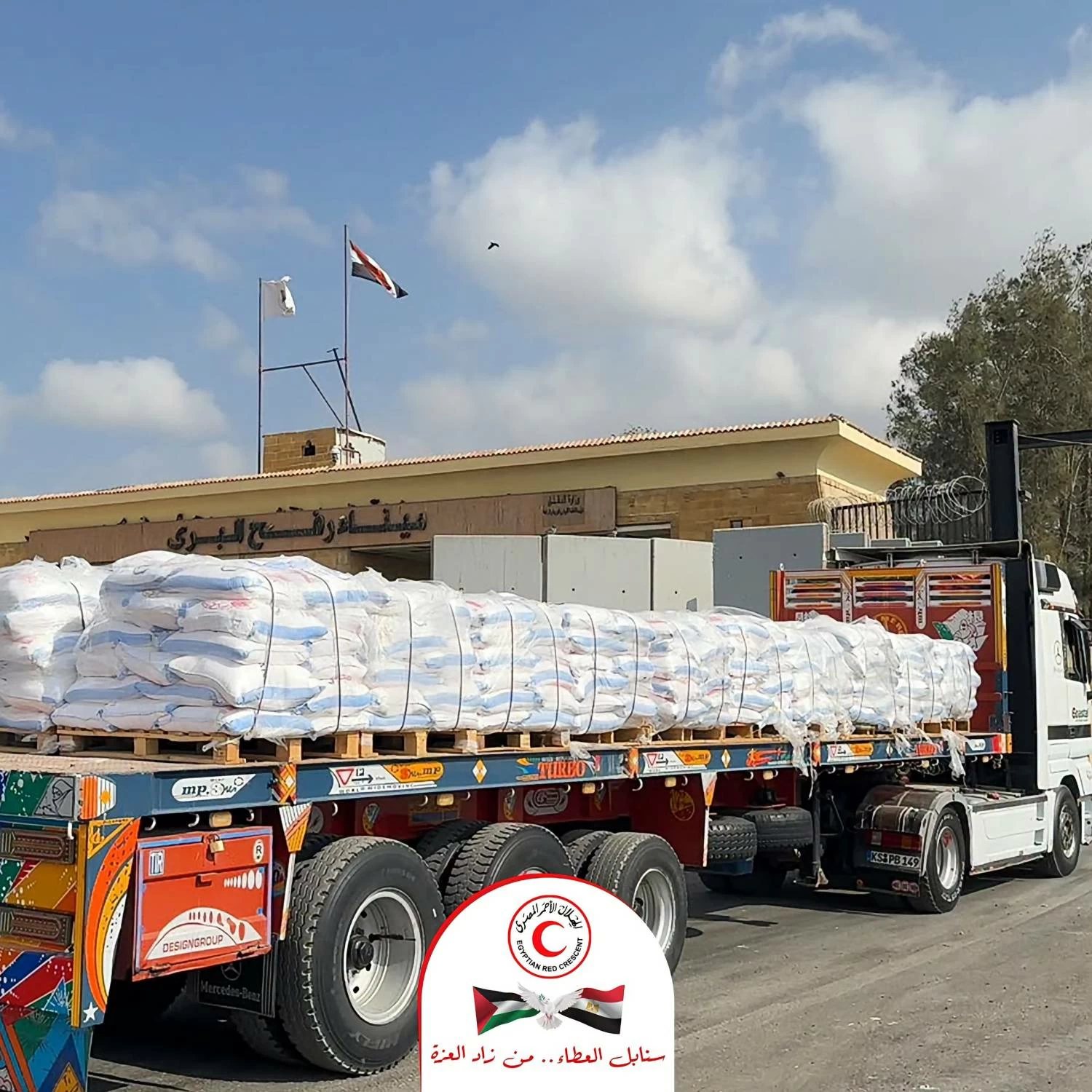 الهلال الأحمر المصري يطلق 280 شاحنة دقيق وسلال غذائية لغزة