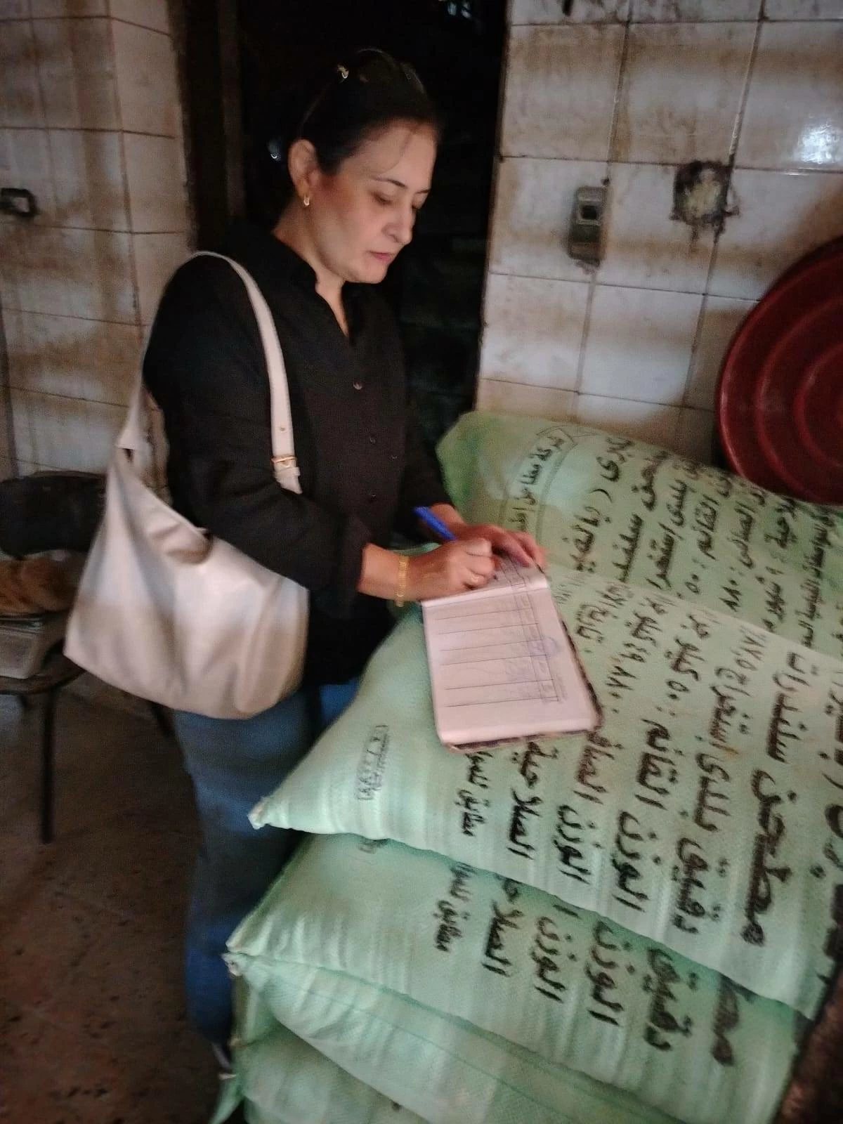 ضبط طن مستخلص بذرة قطن مجهول المصدر و760 كيلو شيكولاتة غير صالحة بالفيوم