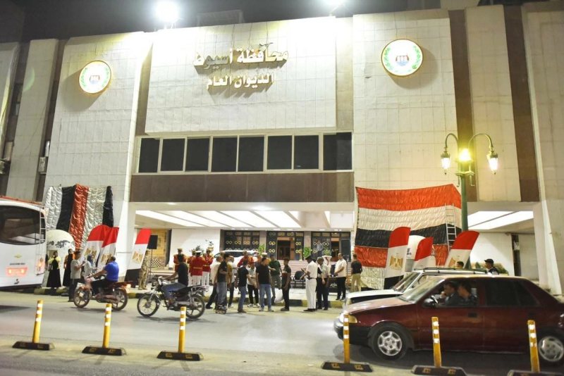 أعلام مصر والموسيقى العسكرية تزين محيط ديوان محافظة أسيوط احتفالًا بذكرى نصر أكتوبر