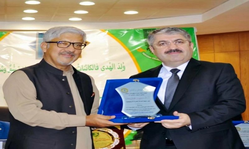 السفير الباكستاني بالقاهرة يكرّم الدكتور سيمور نصيروف تقديرًا لجهوده في خدمة الطلاب الباكستانيين
