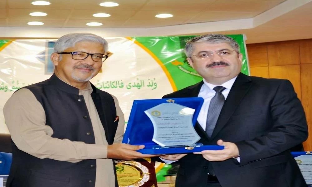 السفير الباكستاني بالقاهرة يكرّم الدكتور سيمور نصيروف تقديرًا لجهوده في خدمة الطلاب الباكستانيين
