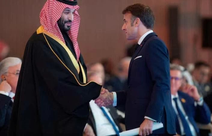 هل إخماد احتجاجات فرنسا في يد السعودية؟.. جولة مفاجئة لـ ماركون تبدأ غدًا في دول الخليج