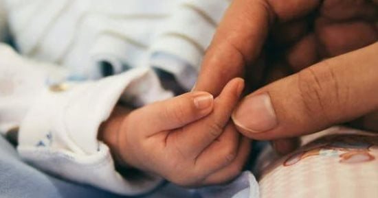 بعد 23 عامًا من تجميد أنسجة المبيض.. ناجية من السرطان تنجب