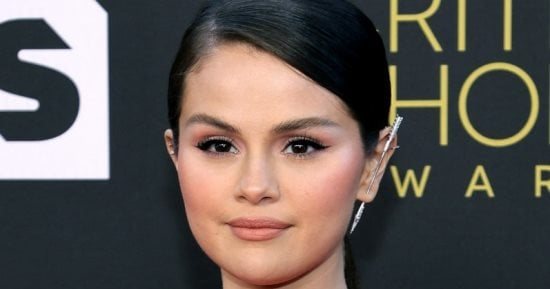 سيلينا جوميز تكشف ضررا غير متوقع للتدخين الإلكترونى.. كيف يؤثر على صوتك