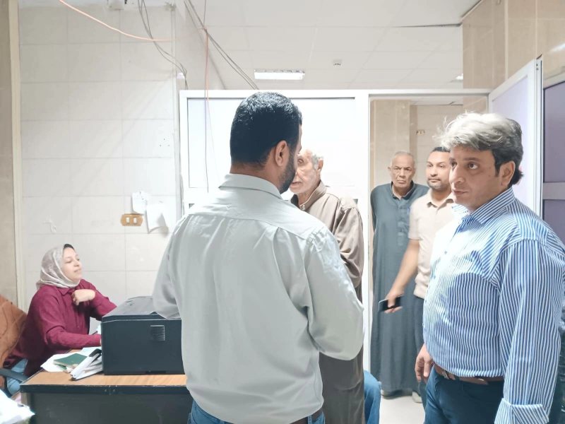 جولة مفاجئة لمدير التأمين الصحي ببني سويف داخل العيادة الشاملة (صور)