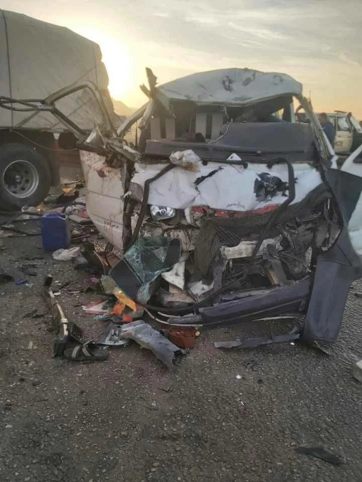 مصرع 6 أشخاص وإصابة 9 في حادث تصادم على الطريق الأوسطي