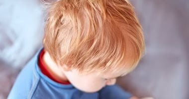 استخدام الشاشات بهذه الطريقة يهدد صحة العمود الفقرى لطفلك.. 6 نصائح هامة