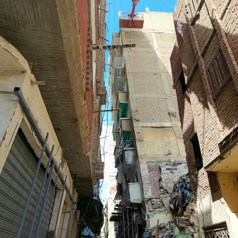 استمرار أعمال الهدم وإزالة الأدوار العليا بعقار «المازني المائل» غرب الإسكندرية (فيديو)
