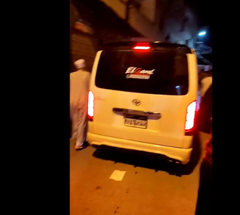 «حاسة إني هادفن بنتي أنا».. بكاء جارة مضيفة الطيران عزة رمزي بعد وصول جثمانها للبحيرة