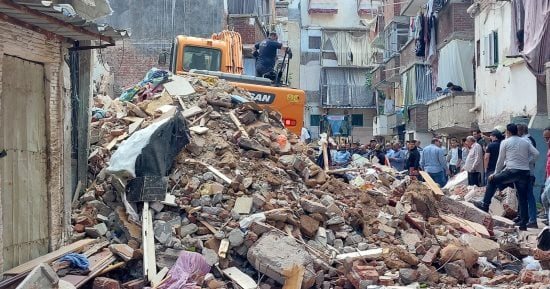 محافظ بني سويف يبحث شكاوى المواطنين ويوجه باستكمال الصرف وتوصيل مياه الشرب