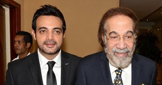 عمرو محمود ياسين ينشر فيديو نادرا لوالده وينفى ترك أسرته له فى مرضه