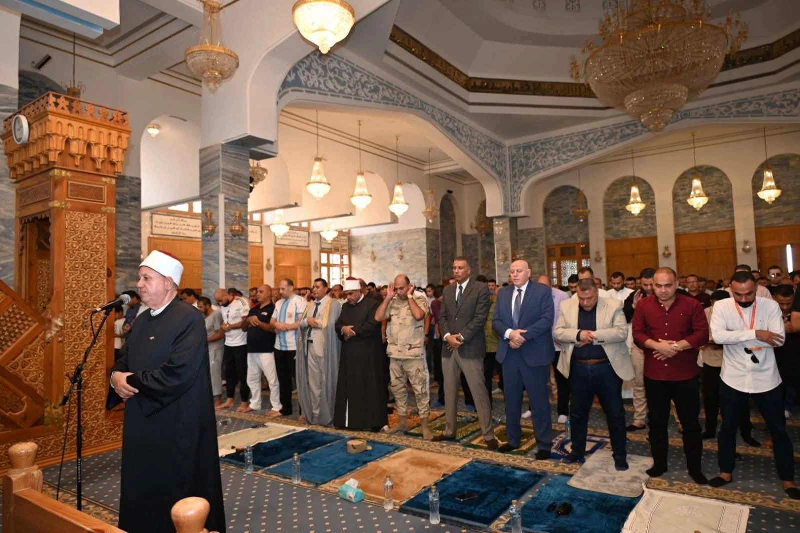 محافظ جنوب سيناء يؤدي صلاة الجمعة بمسجد السلام بمدينة شرم الشيخ ويهنئ المواطنين بذكرى انتصارات أكتوبر