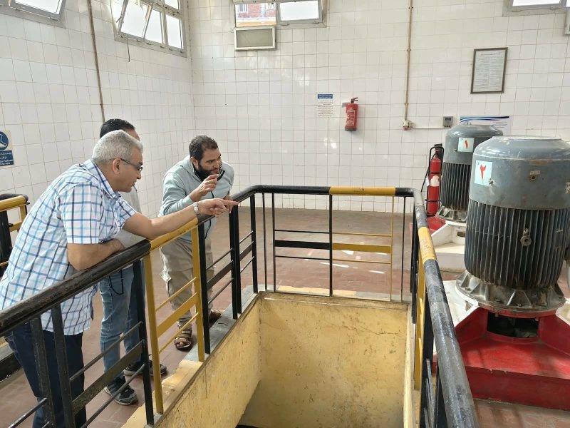 رئيس مياه مطروح يتفقد محطتي صرف صحي التليفزيون وباب البحر