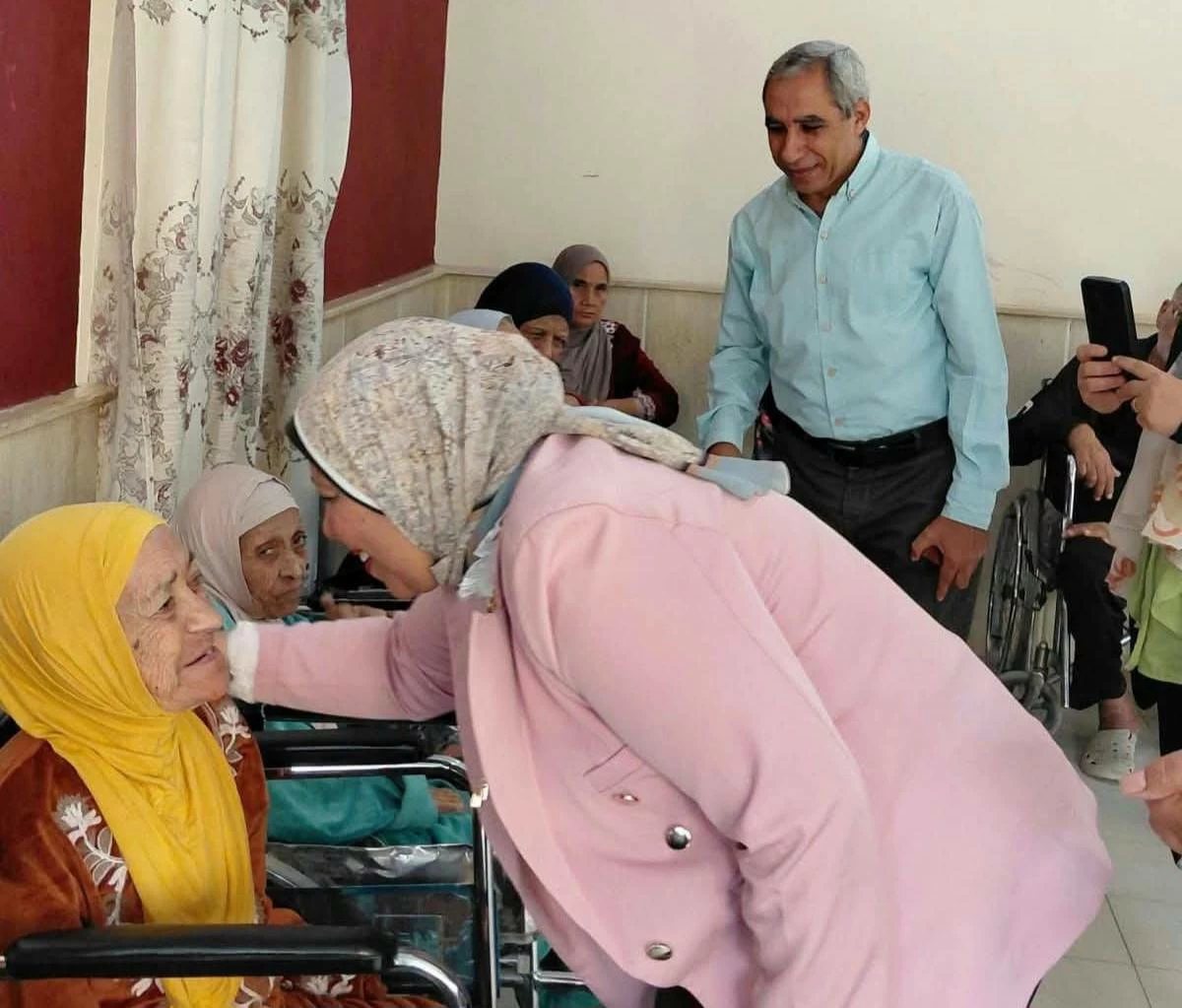 تستقبل غير القادرين على خدمة أنفسهم.. وكيل "تضامن القليوبية" تدخل البهجة على مسني دار الخانكة