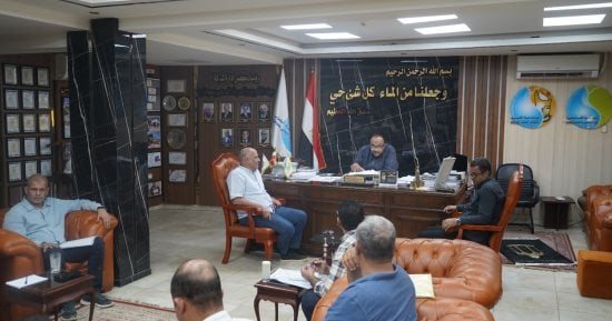 رئيس مياه سوهاج يبحث موقف تسليم مشروعات مياه الشرب والصرف الصحى