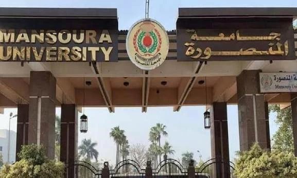 قرار عاجل من جامعة المنصورة بعد تعدي طالب على زميله بـ«كتر»