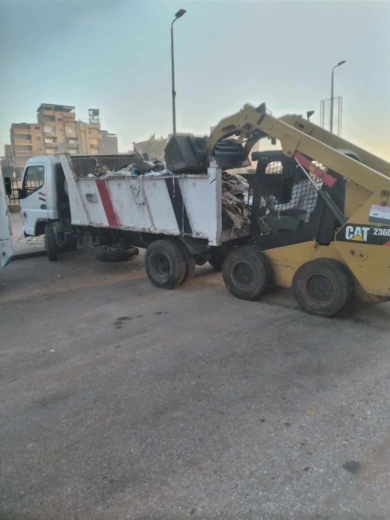 رفع 700 طن من بؤر المخلفات والتراكمات بالغربية