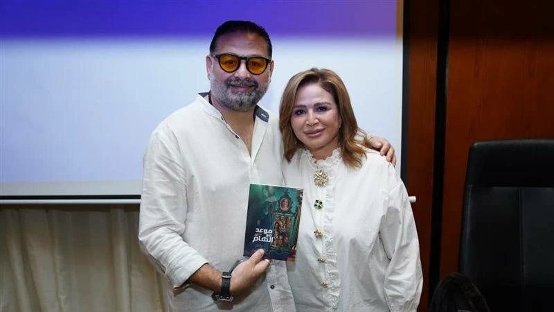 أحلامها المؤجلة وفصول رحلتها ومشروعات أوقفتها الرقابة.. إلهام شاهين تحتفل بتوقيع كتاب «موعد مع إلهام»