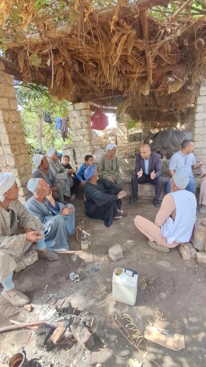 بكوب شاي داخل عشة بالغيط.. رئيس مركز سمالوط يتفاوض مع ملاك 13 فدانًا لإنشاء مجمع طبي وتعويضهم بأرض بديلة