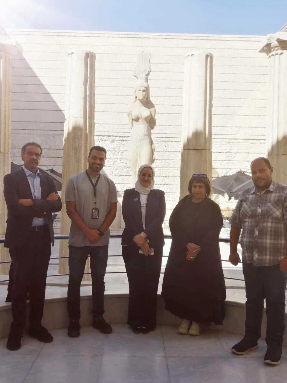 وفد من مؤسسة الشارقة للفنون يزور المتحف اليوناني الروماني بالإسكندرية