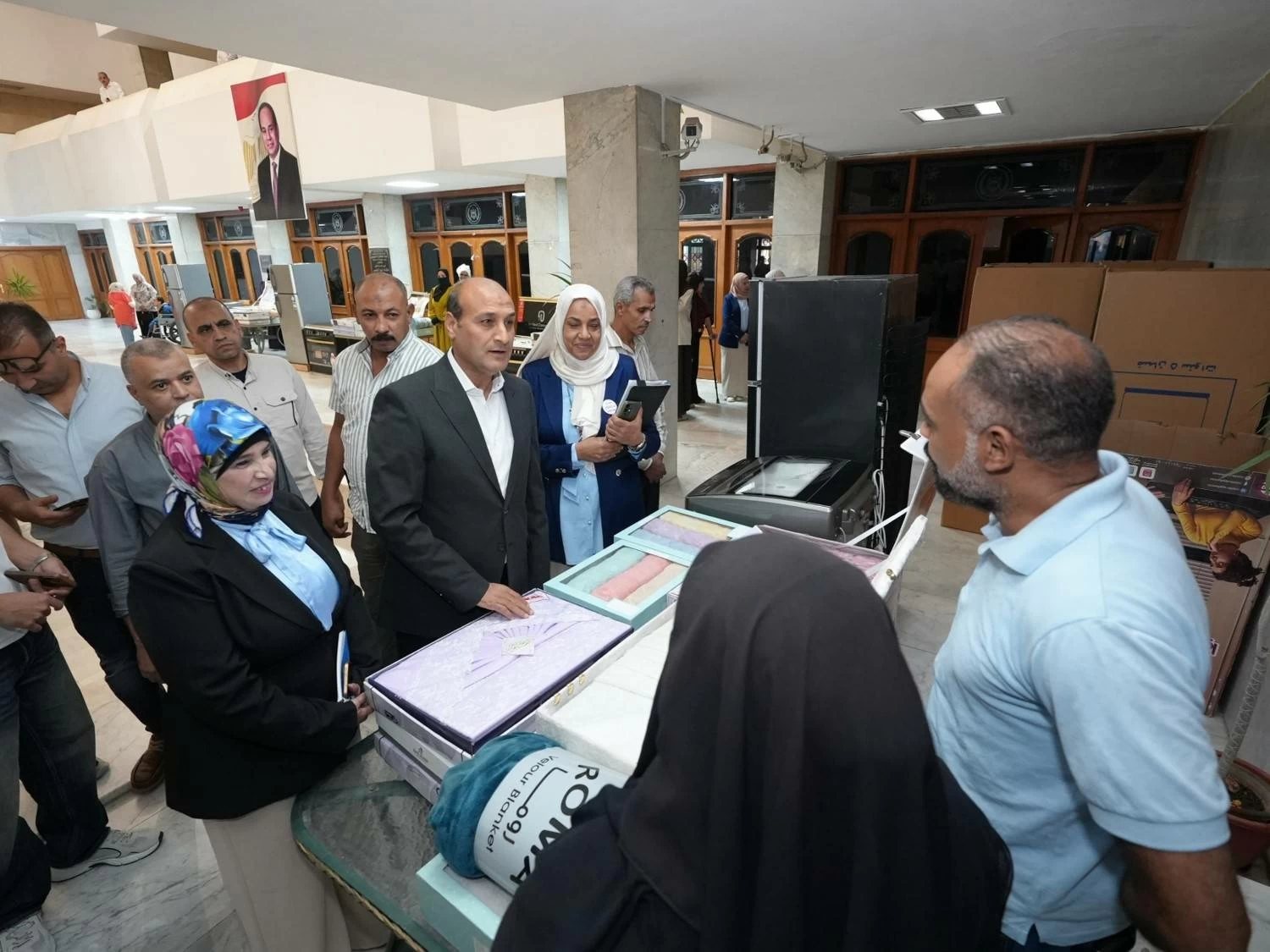 محافظ أسيوط يسلم فتيات من الأسر الأولى بالرعاية مستلزمات الزواج ويوفر كراسي متحركة لذوي الهمم