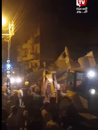 الحماية المدنية تبحث عن مفقودين في انهيار عقار بكفر الشيخ (فيديو)