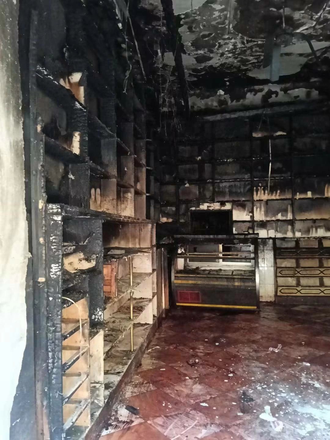 حريق يلتهم محتويات محل بقالة بقرية الغرق في الفيوم