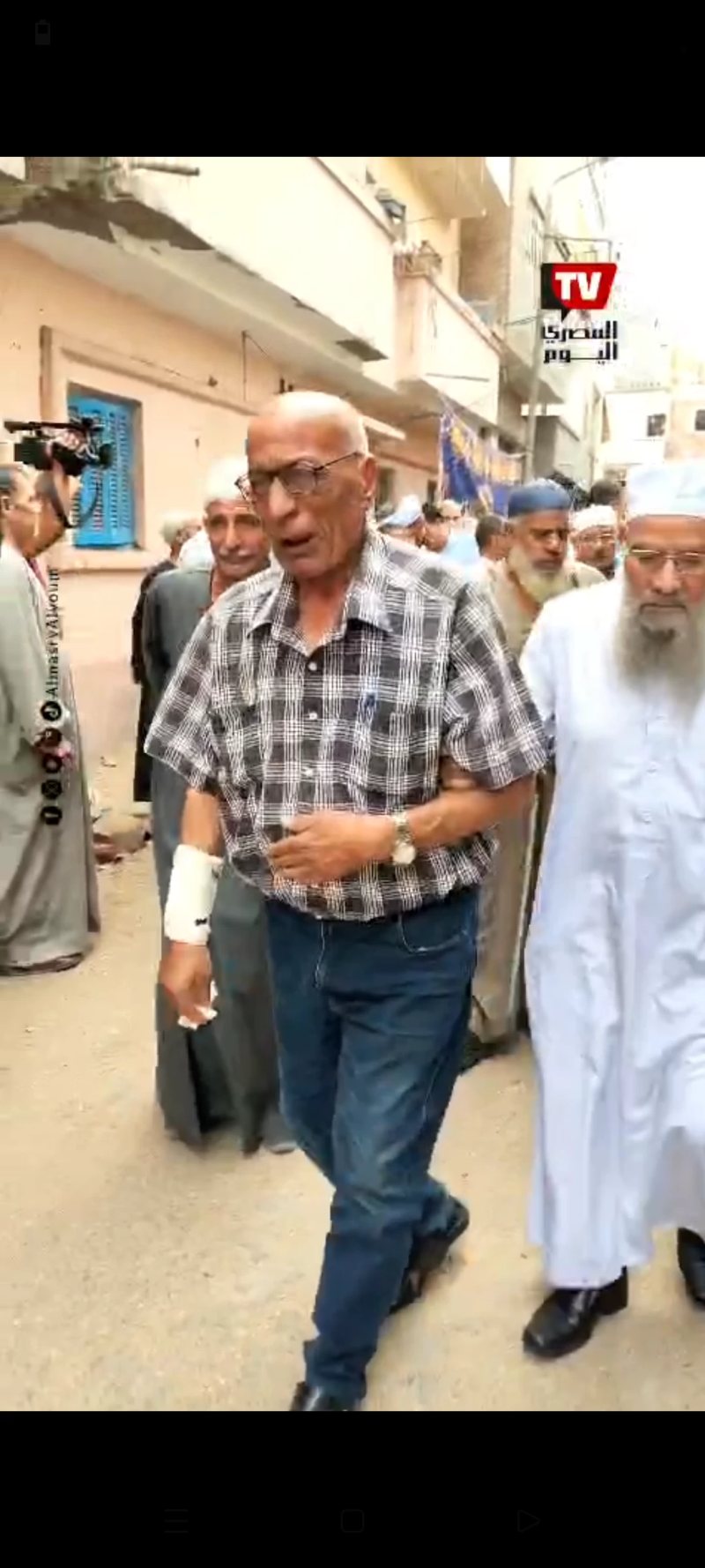 «مش قادر يمسك نفسه».. انهيار والد مضيفة الطيران عزة رمزي في طريقه لصلاة الجنازة بالبحيرة